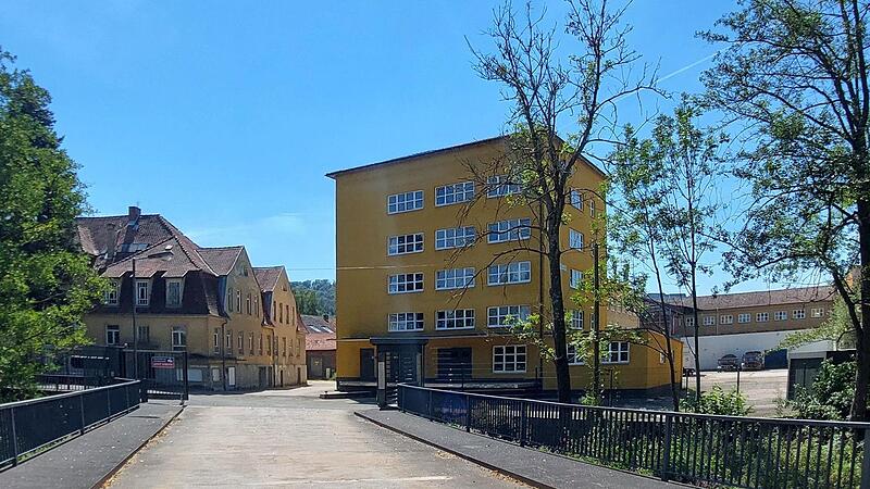 Blick über die Itz aufs Gelände der früheren Porzellanfabrik Griesbach von Dörfles-Esbach aus. Blick über die Itz aufs Gelände der früheren Porzellanfabrik Griesbach von Dörfles-Esbach aus.