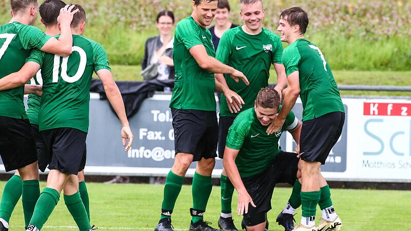 Tore feiern, wie hier gegen Windeck Burgebrach, das m&ouml;chte der TSV Neukenroth auch gegen den TSV Breiteng&uuml;&szlig;bach. Denn viele Punkte bedeuten, dass die Bezirksligamannschaft aus dem Kreis Kronach die Tabellenf&uuml;hrung halten k&ouml;nnte.