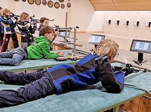 Die Sch&uuml;tzenjugend an den elektronischen Schie&szlig;st&auml;nden.