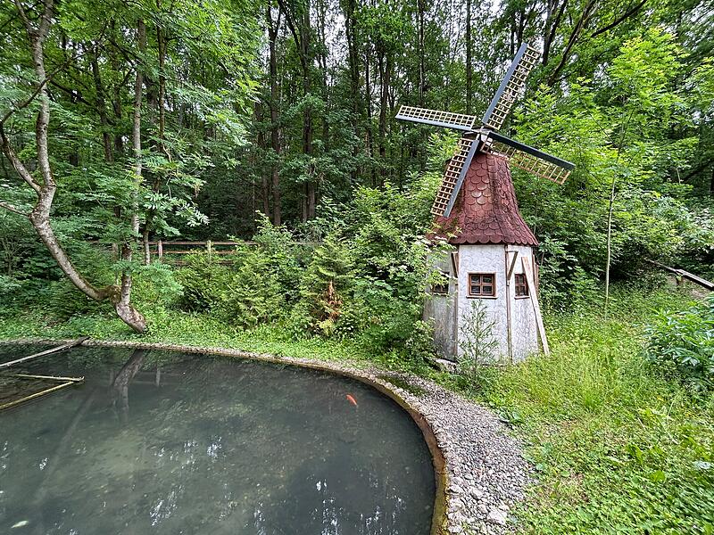 Ehemaliges Gasthaus „Zum Rennerwald“ in Grub am ForstEhemaliges Gasthaus „Zum Rennerwald“ in Grub am Forst Diese Windmühle steht nicht in Holland, sondern im Garten des ehemaligen Gasthauses „Zum Rennerwald“ in Grub am Forst. Sie diente einst als Hühnerstall.