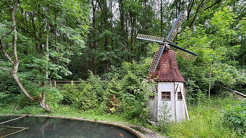 Ehemaliges Gasthaus „Zum Rennerwald“ in Grub am ForstEhemaliges Gasthaus „Zum Rennerwald“ in Grub am Forst Diese Windmühle steht nicht in Holland, sondern im Garten des ehemaligen Gasthauses „Zum Rennerwald“ in Grub am Forst. Sie diente einst als Hühnerstall.
