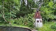 Ehemaliges Gasthaus „Zum Rennerwald“ in Grub am ForstEhemaliges Gasthaus „Zum Rennerwald“ in Grub am Forst Diese Windmühle steht nicht in Holland, sondern im Garten des ehemaligen Gasthauses „Zum Rennerwald“ in Grub am Forst. Sie diente einst als Hühnerstall.