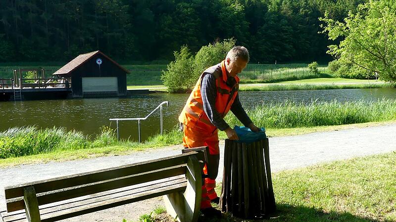 Mitarbeiter Rudi Müller leert einen der Mülleimer auf dem Trebgaster Badesee-Gelände. Das Team sei, so Bürgermeister Herwig Neumann, nochmals verstärkt worden.