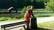 Mitarbeiter Rudi Müller leert einen der Mülleimer auf dem Trebgaster Badesee-Gelände. Das Team sei, so Bürgermeister Herwig Neumann, nochmals verstärkt worden.