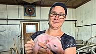 Kleine Ferkelchen benötigen Aufmerksamkeit und Liebe.