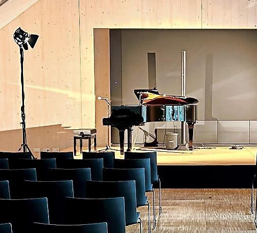 Noch ist die Bühne leer und der Saal still. Noch ist die Bühne leer und der Saal still.