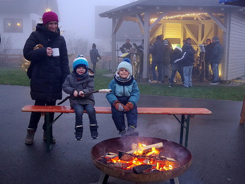 Leckeres Stockbrot wurde an der Feuerstelle gebacken.