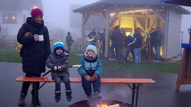 Leckeres Stockbrot wurde an der Feuerstelle gebacken.