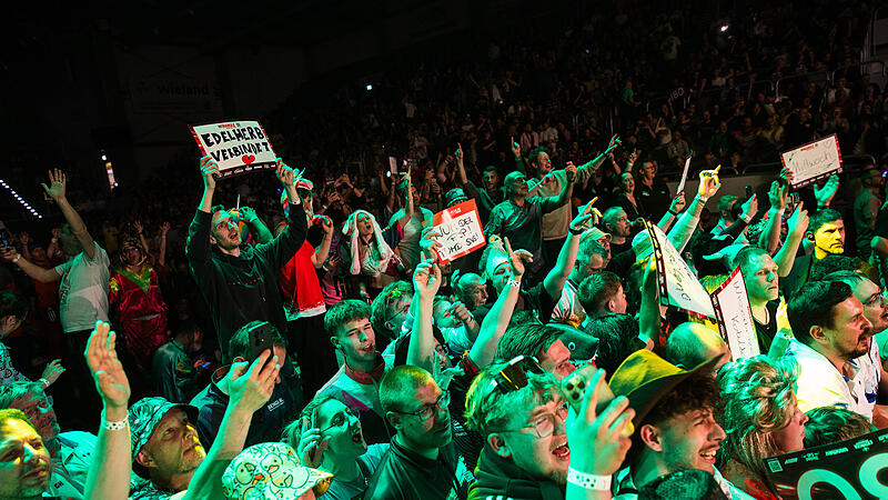 Ausverkaufte Brose Arena und gro&szlig;e Namen des Dartsports: Die Franken Darts Gala in Bamberg begeisterte Fans und Profis gleicherma&szlig;en.
