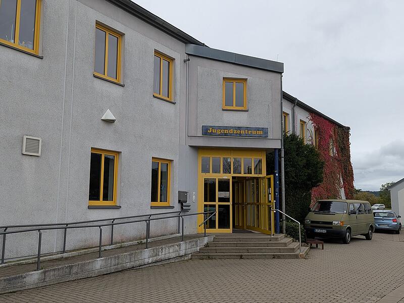 Funktional und rollstuhlgerecht: Der Eingang zum Jugendzentrum Lichtenfels. Seit 30 Jahren besteht die Einrichtung an  der K&ouml;stener Stra&szlig;e.