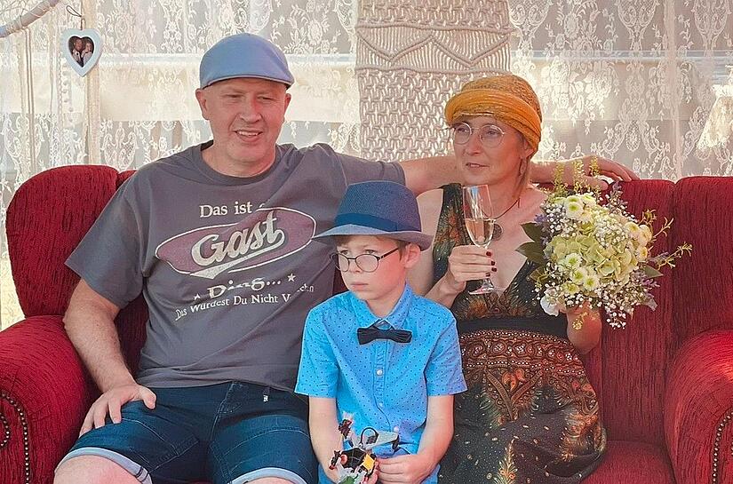 Hoffen, dass die Medikamententherapie anschlägt: Kerstin Gast mit ihrem Mann Jürgen und Sohn Paul.