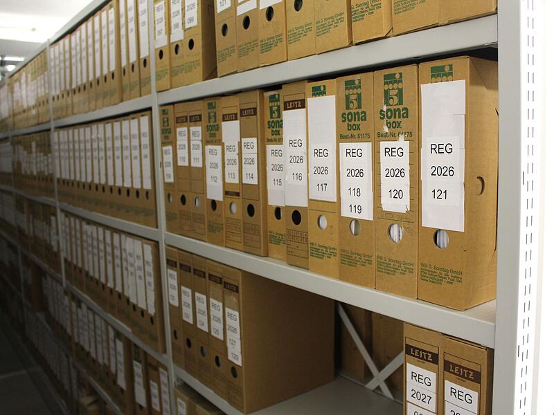 Im Keller des Bad Brückenauer Rathauses befindet sich die Registratur und das Archiv. Diese Ordner müssen ab dem angegebenen Jahr archiviert werden. Im Keller des Bad Brückenauer Rathauses befindet sich die Registratur und das Archiv. Diese Ordner müssen ab dem angegebenen Jahr archiviert werden.