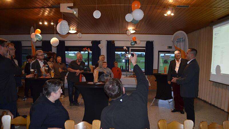 Die Kandidaten Nicola Schoppel (rechts) und Rainer M&ouml;bus (zweiter von rechts) sind mit dem Wahlergebnis zufrieden.