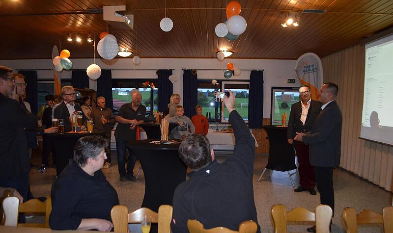 Die Kandidaten Nicola Schoppel (rechts) und Rainer M&ouml;bus (zweiter von rechts) sind mit dem Wahlergebnis zufrieden.