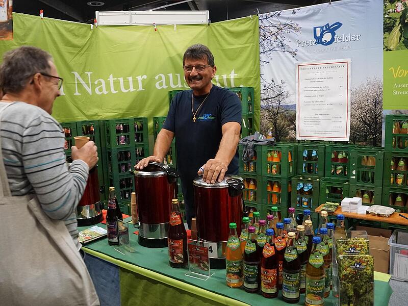 Der Stand der Pretzfelder Fruchtsaftkelterei wird von Interessenten überrannt. Der Stand der Pretzfelder Fruchtsaftkelterei wird von Interessenten überrannt.