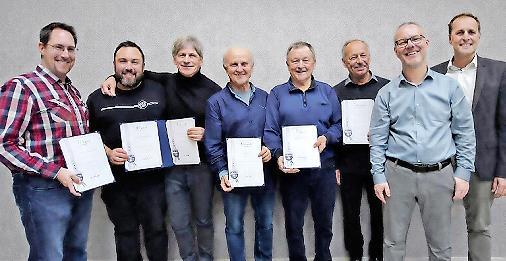 Bei den Ehrungen (v. l.): Michael Beetz, Andreas Krautwurst, Jochen D&auml;umer, Gerhard Gebhardt, Andreas Nickol, Harry Engelhardt, Vorsitzender Matthias Remmert und B&uuml;rgermeister Daniel Wei&szlig;erth.