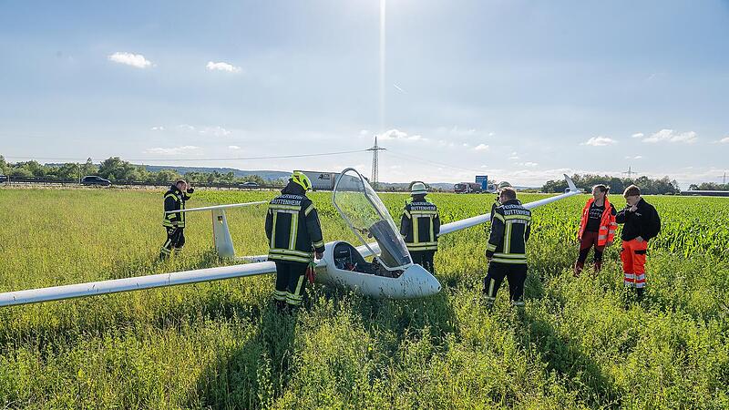 Buttenheim (Kreis Bamberg): Dreifache Notlandung - Segelflieger kracht neben A73 in Feld Buttenheim (Kreis Bamberg): Dreifache Notlandung - Segelflieger kracht neben A73 in Feld