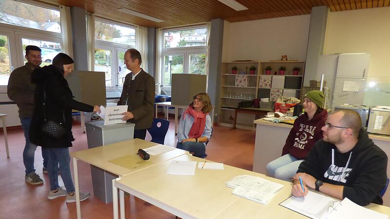Bis gegen 14.30 Uhr hatten 63 Wählerinnen und Wähler ihre Stimme im Wahllokal abgegeben. Die meisten der 3316 stimmberechtigten Bürgerinnen und Bürger wählten schon vorab per Briefwahl.Forchheim & Fränkische Schweiz Bis gegen 14.30 Uhr hatten 63 Wählerinnen und Wähler ihre Stimme im Wahllokal abgegeben. Die meisten der 3316 stimmberechtigten Bürgerinnen und Bürger wählten schon vorab per Briefwahl.Forchheim & Fränkische Schweiz