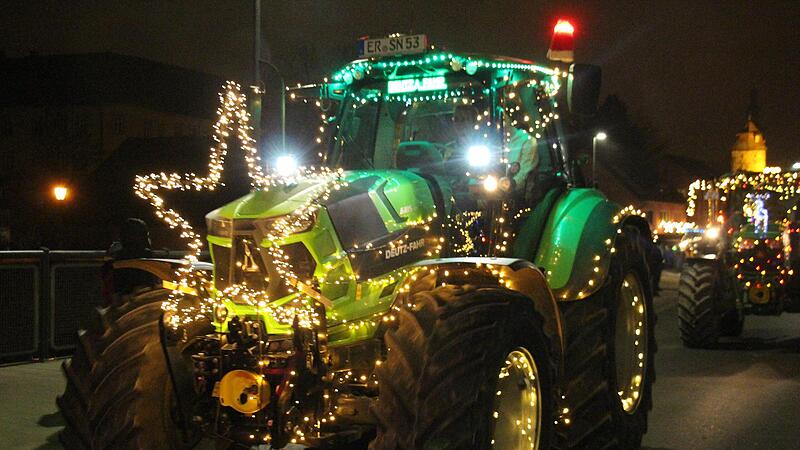 Am Samstagabend rollte eine beeindruckende Parade von mit Lichtern geschm&uuml;ckten Traktoren durch H&ouml;chstadt. Weit &uuml;ber 50 Landwirte aus der ganzen Region nahmen teil.