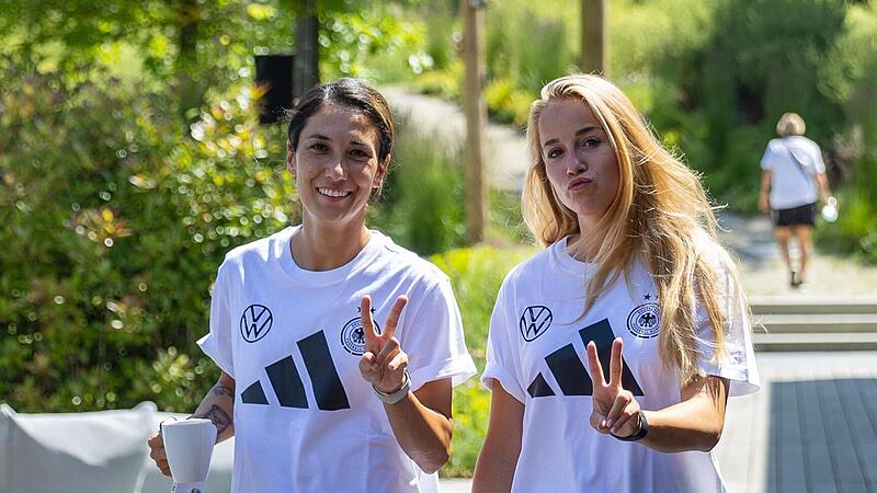 Giulia Gwinn und Sara Doorsoun sind bestens gelaunt.