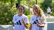 Giulia Gwinn und Sara Doorsoun sind bestens gelaunt.