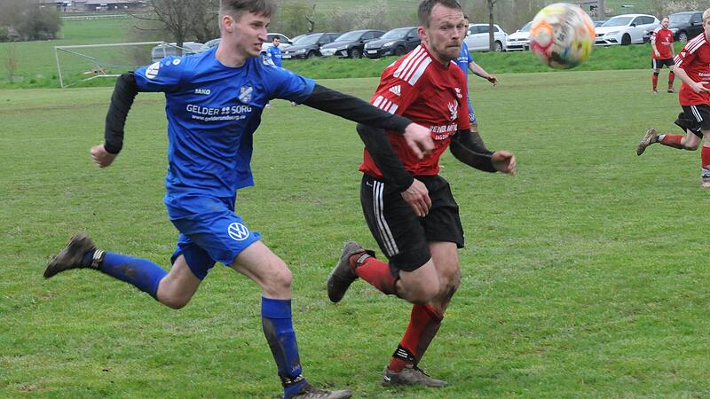 Zur Gilde der Vollblut-Fu&szlig;baller z&auml;hlt seit vielen Jahren Rafael Brand (rechts), der bei der DJK Schlimpfhof aber auch hinter den Kulissen Verantwortung &uuml;bernimmt.