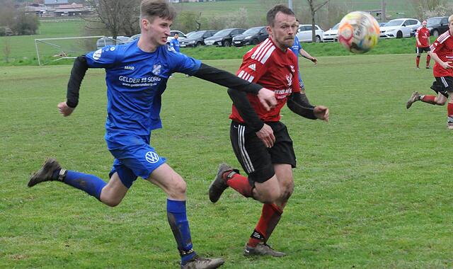 Zur Gilde der Vollblut-Fu&szlig;baller z&auml;hlt seit vielen Jahren Rafael Brand (rechts), der bei der DJK Schlimpfhof aber auch hinter den Kulissen Verantwortung &uuml;bernimmt.