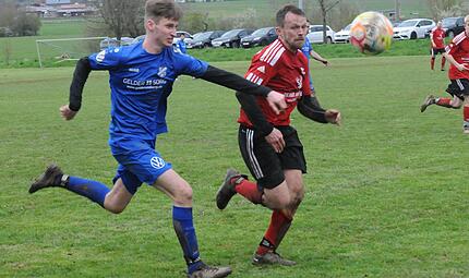 Zur Gilde der Vollblut-Fu&szlig;baller z&auml;hlt seit vielen Jahren Rafael Brand (rechts), der bei der DJK Schlimpfhof aber auch hinter den Kulissen Verantwortung &uuml;bernimmt.
