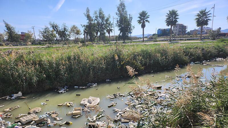 Bei Durres an der K&uuml;ste wachsen die Hotelburgen mittlerweile in Dreierreihen. W&auml;hrend die Strandpromenaden sehr gepflegt sind, treibt M&uuml;ll hinter den Anlagen auf einem Bach.