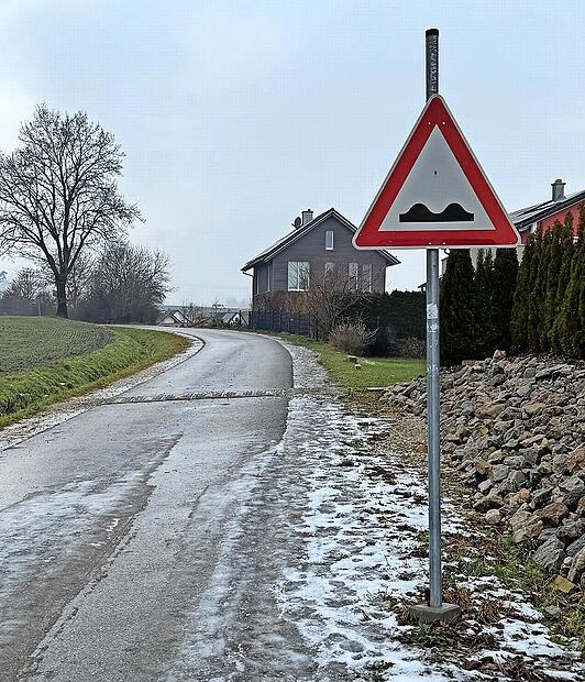Die Stra&szlig;e Am Schaidingshain spaltet die Gemeinde: Die einen fordern, die Schwellen zu entfernen, die anderen, dass die Schwellen bleiben. Nun soll ein Kompromiss gesucht werden.