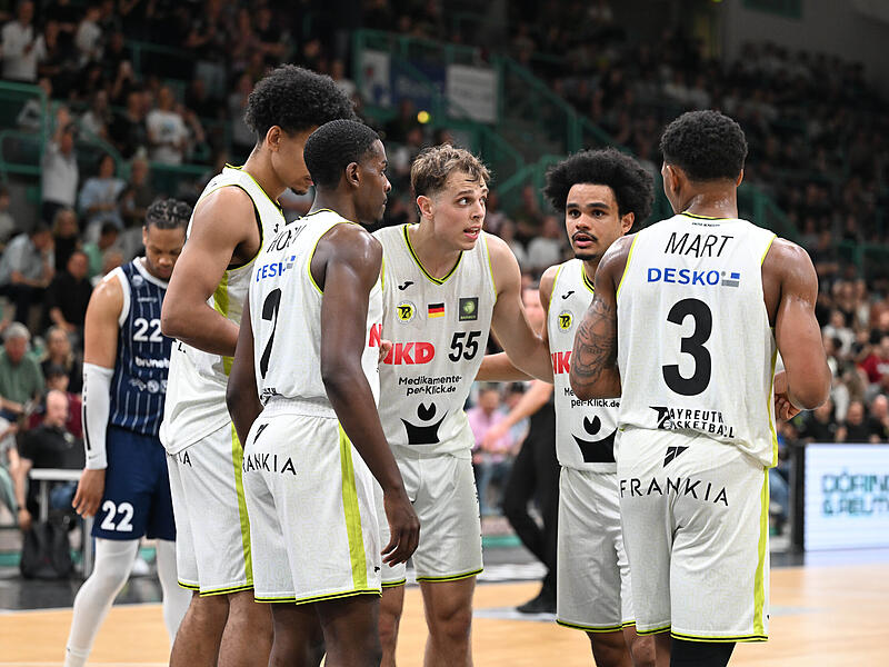Sport Basketball 2. Bundesliga PROA Saison 2025 / 2026  34. Spieltag  am Samstag  02.05.2026  Spielbeginn 19.30 h Spielort  Bayreuth Oberfrankenhalle BBC Bayreuth gegen VfL SparkassenStars Bochum  Halbzeitergebnis 50:45 Endstand 103:88 Leroy Ikejiaku Tehr