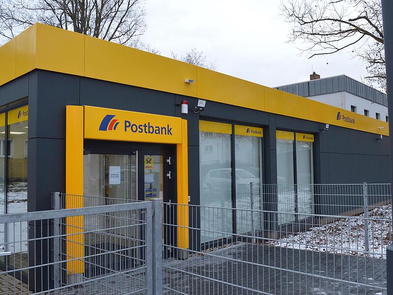 Die Au&szlig;enansicht der Postbankfiliale in der Salinenstra&szlig;e 7.