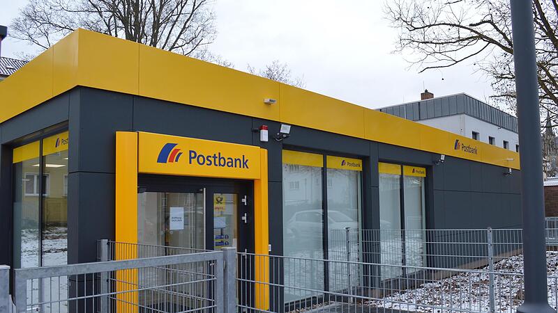 Die Container stehen bereit. Die Belegschaft der Postbank-Filiale k&ouml;nnte also vom Postgeb&auml;ude in Kissingen an den Salinenparkplatz umziehen.