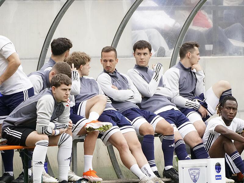 Die Bank des TSV Mönchröden wird beim Derby wieder gut besetzt sein, zur Rückrunde sind die Spieler, die vor der Winterpause angeschlagen oder verletzt waren, zurück im Team. Die Bank des TSV Mönchröden wird beim Derby wieder gut besetzt sein, zur Rückrunde sind die Spieler, die vor der Winterpause angeschlagen oder verletzt waren, zurück im Team.