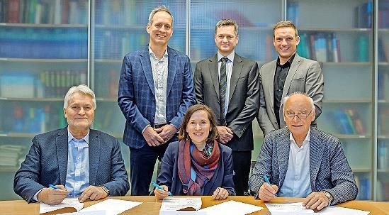 Sie freuen sich &uuml;ber die Vereinbarung (v.&nbsp;l.): Horst Ohlmann (Deutsche Stiftungstreuhand), Michael Pierer von Esch, Julia Andes (beide Siemens Healthineers), Stephan Achenbach (Forschungsstiftung Medizin), J&ouml;rg Volleth (designierter Oberb&uuml;rgermeis...
