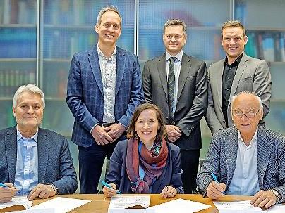 Sie freuen sich &uuml;ber die Vereinbarung (v.&nbsp;l.): Horst Ohlmann (Deutsche Stiftungstreuhand), Michael Pierer von Esch, Julia Andes (beide Siemens Healthineers), Stephan Achenbach (Forschungsstiftung Medizin), J&ouml;rg Volleth (designierter Oberb&uuml;rgermeis...