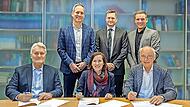 Sie freuen sich &uuml;ber die Vereinbarung (v.&nbsp;l.): Horst Ohlmann (Deutsche Stiftungstreuhand), Michael Pierer von Esch, Julia Andes (beide Siemens Healthineers), Stephan Achenbach (Forschungsstiftung Medizin), J&ouml;rg Volleth (designierter Oberb&uuml;rgermeis...