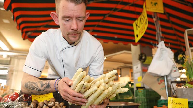 Spargel-Fan: Markus Sch&auml;fer, Chefkoch im Pilatushof in Hausen, h&auml;lt die ersten Stangen in der Hand.Forchheim & Fr&auml;nkische Schweiz
