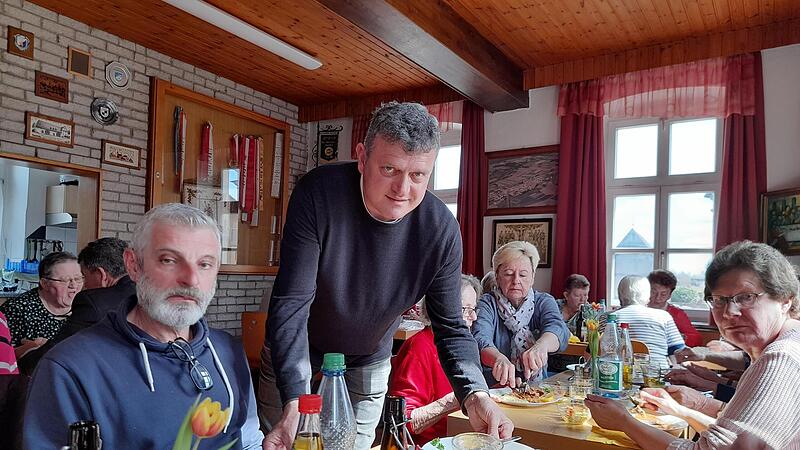 Oberhaids Kümmerer Hilmar Wedler packt auch beim Mittagstisch überall mit an, selbstverständlich fehlen dabei kleine Pläuschchen nicht.