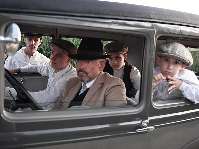 Die Hauptdarsteller von „Dylan Papermoon“ (v. l.): Dylan Papermoon (Dylan B. Schröder), Mickiethe Child (Danilo Pankratz), Inspector Rooney (Sony Kutscher), Bucksy Morayn (Maxim Gorochovski) und Little Timmy (Jaden M. Schröder) Die Hauptdarsteller von „Dylan Papermoon“ (v. l.): Dylan Papermoon (Dylan B. Schröder), Mickiethe Child (Danilo Pankratz), Inspector Rooney (Sony Kutscher), Bucksy Morayn (Maxim Gorochovski) und Little Timmy (Jaden M. Schröder)