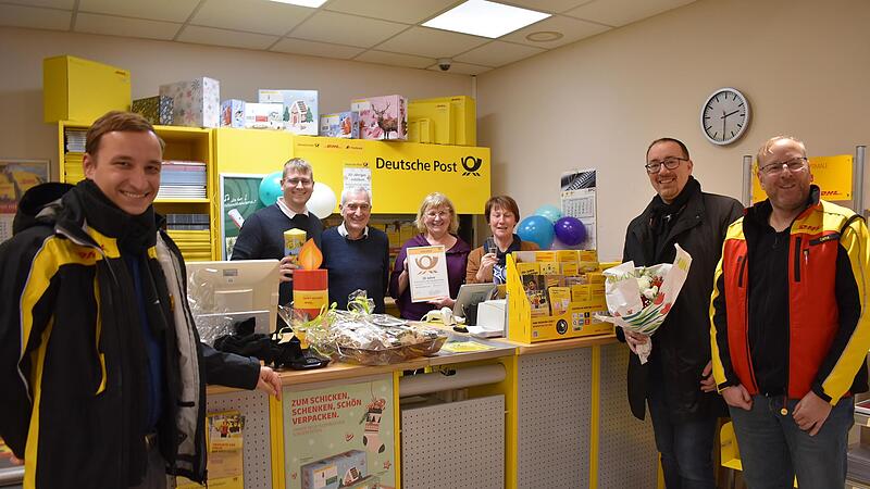 Denkw&uuml;rdiges Jubil&auml;umsbild in der &bdquo;Postfiliale Naber&ldquo; in Neunkirchen am Brand (von links): Vincent Ackermann von der DP, Raphael Naber, Bernd Naber, Brigitte Naber, Ingrid B&ouml;hm, B&uuml;rgermeister Martin Walz und Ralf GansForchheim & Fr&auml;nkische Schweiz