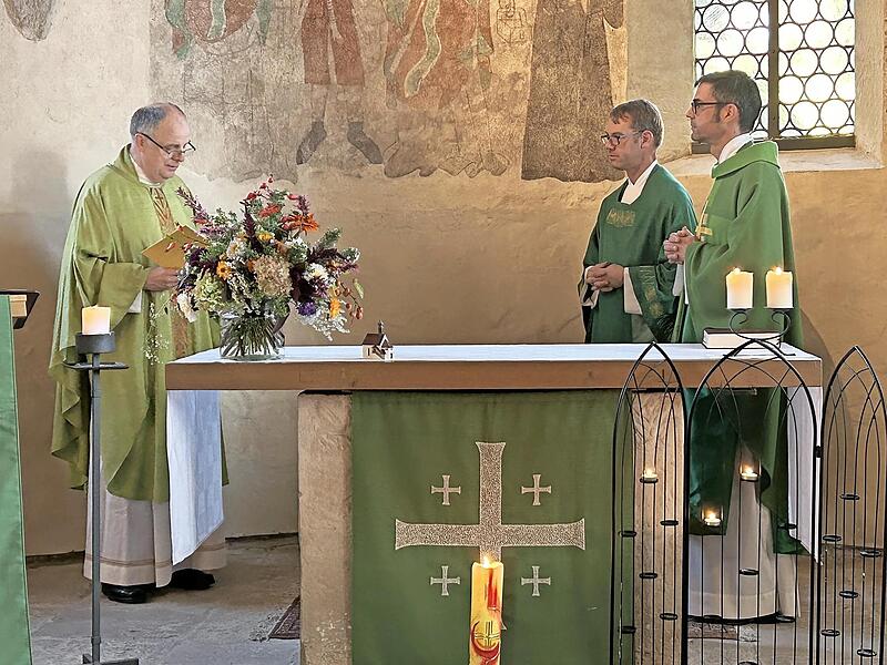 Dekan i. R. Reinhard Potts nahm die Installation der beiden altkatholischen Pfarrer Stefan Leitenbacher und Florian Lehnert in der Nikolauskapelle vor.