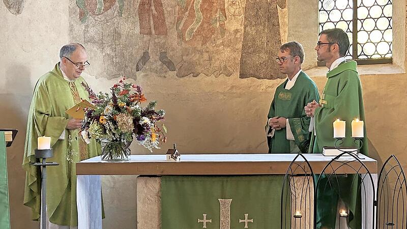 Dekan i. R. Reinhard Potts nahm die Installation der beiden altkatholischen Pfarrer Stefan Leitenbacher und Florian Lehnert in der Nikolauskapelle vor.