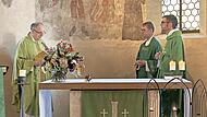 Dekan i. R. Reinhard Potts nahm die Installation der beiden altkatholischen Pfarrer Stefan Leitenbacher und Florian Lehnert in der Nikolauskapelle vor.