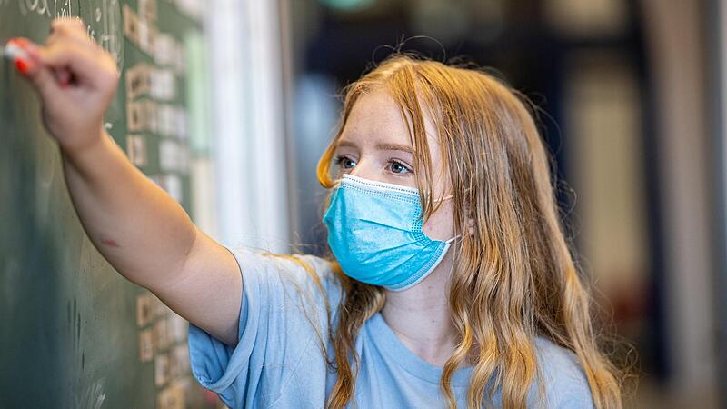 In Bayern gilt im Unterricht die Maskenpflicht.  Wie lange der Freistaat an dieser noch festhalten will, ist unklar.