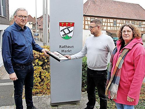 Geschäftsleiter Armin Bogendörfer nahm die Unterschriftenliste für das Bürgerbegehren von Ingo Förster und seiner Schwester Miriam vor dem Rathaus entgegen. Geschäftsleiter Armin Bogendörfer nahm die Unterschriftenliste für das Bürgerbegehren von Ingo Förster und seiner Schwester Miriam vor dem Rathaus entgegen.