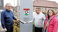 Geschäftsleiter Armin Bogendörfer nahm die Unterschriftenliste für das Bürgerbegehren von Ingo Förster und seiner Schwester Miriam vor dem Rathaus entgegen.
