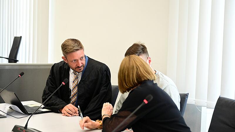 Landgericht Bamberg Einbruch Juweliere Böhnlein Gabelmann 2019 Rechtsanwalt Maximilian Glabasnia aus Bamberg und der Angeklagte, der von der Dolmetscherin verdeckt wird.