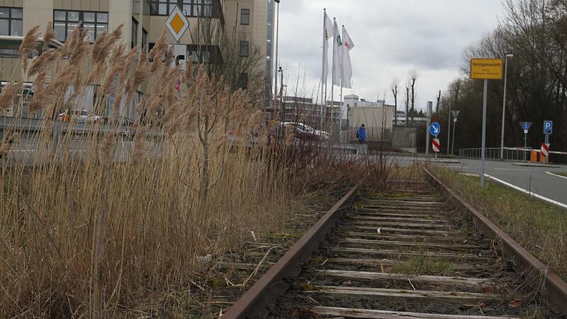 Eine Reaktivierung der alten Bahntrasse durchs Aurachtal zwischen Erlangen und Herzogenaurach ist nach dem negativen Ergebnis der Machbarkeitsstudie vorerst vom Tisch. Aber damit sei die Bahn noch lange nicht “verschrottet“, lautet die Hoffnung v... Eine Reaktivierung der alten Bahntrasse durchs Aurachtal zwischen Erlangen und Herzogenaurach ist nach dem negativen Ergebnis der Machbarkeitsstudie vorerst vom Tisch. Aber damit sei die Bahn noch lange nicht “verschrottet“, lautet die Hoffnung v...