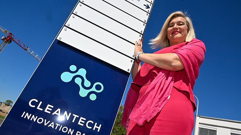 Der Cleantech Innovation Park ist f&uuml;r Melanie Huml ein Herzensprojekt &ndash; weil im einstigen Reifenwerk von Michelin neue Ideen verwirklicht werden, die f&uuml;r sie beispielhaft f&uuml;r die Transformation der Automobilindustrie stehen.